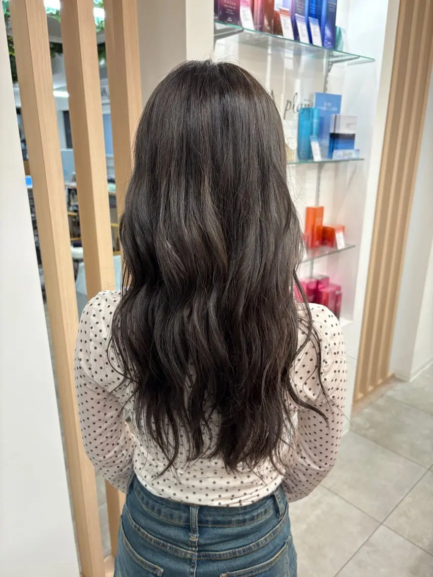 ロング AKIHO 暖色カラーのヘアスタイル