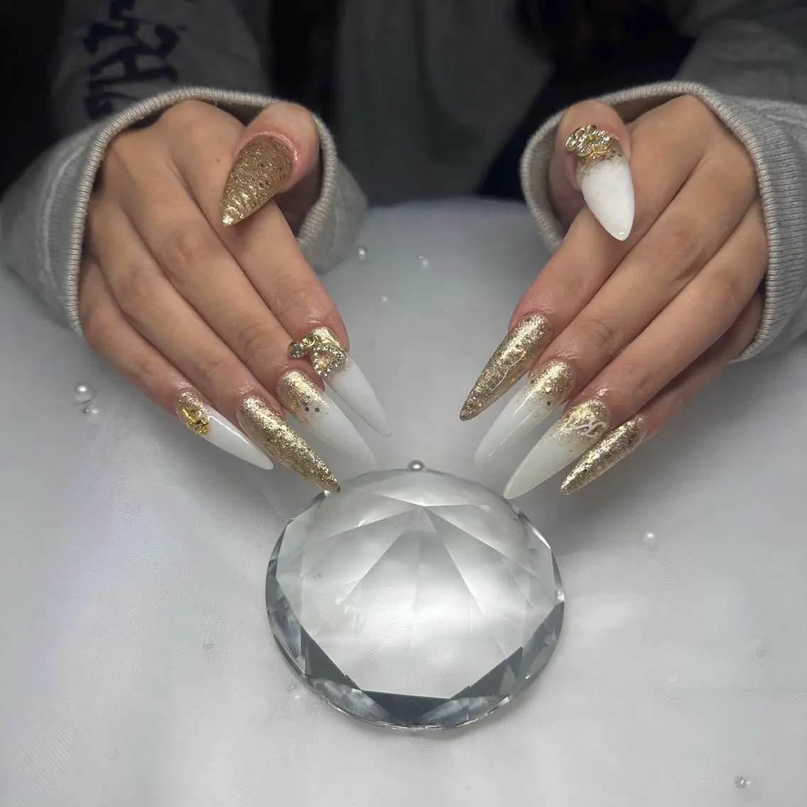 ネイル ゴールド ホワイト pikarin nailsのネイルデザイン