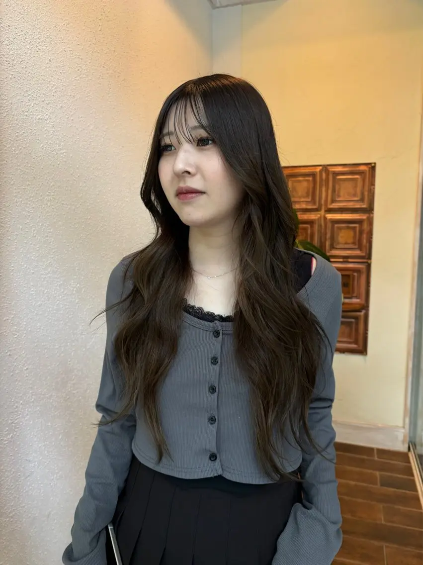 ロング ヘアカラー 角田 桃香のヘアスタイル