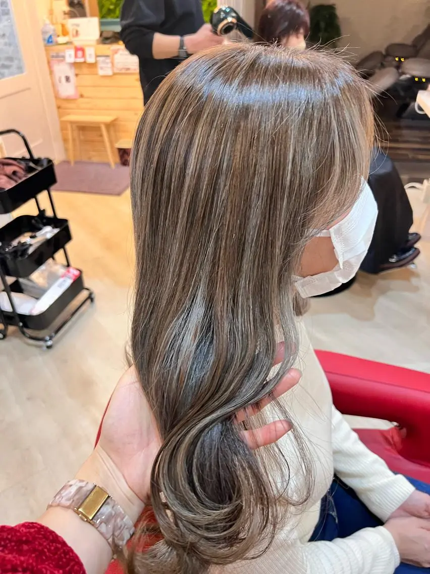 白髪ぼかしハイライト(ブリーチ+全体カラー)✨✨ 集中ケアトリートメント付きの写真