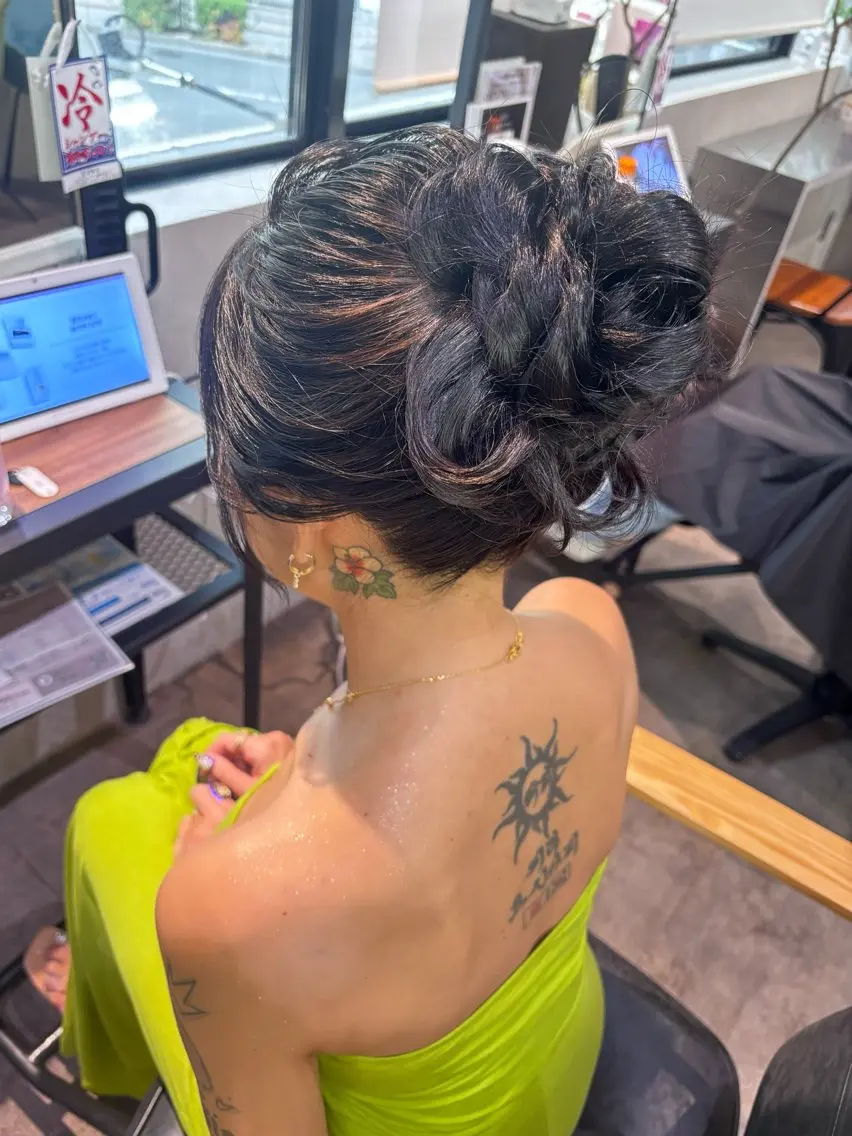 ロング カラー ヘアアレンジ 切りっぱなしボブ ブリーチ ダブルカラー イヤリングカラー ハイライトカラー ヘアセット iona/ハイトーン /ネイルのネイルデザイン