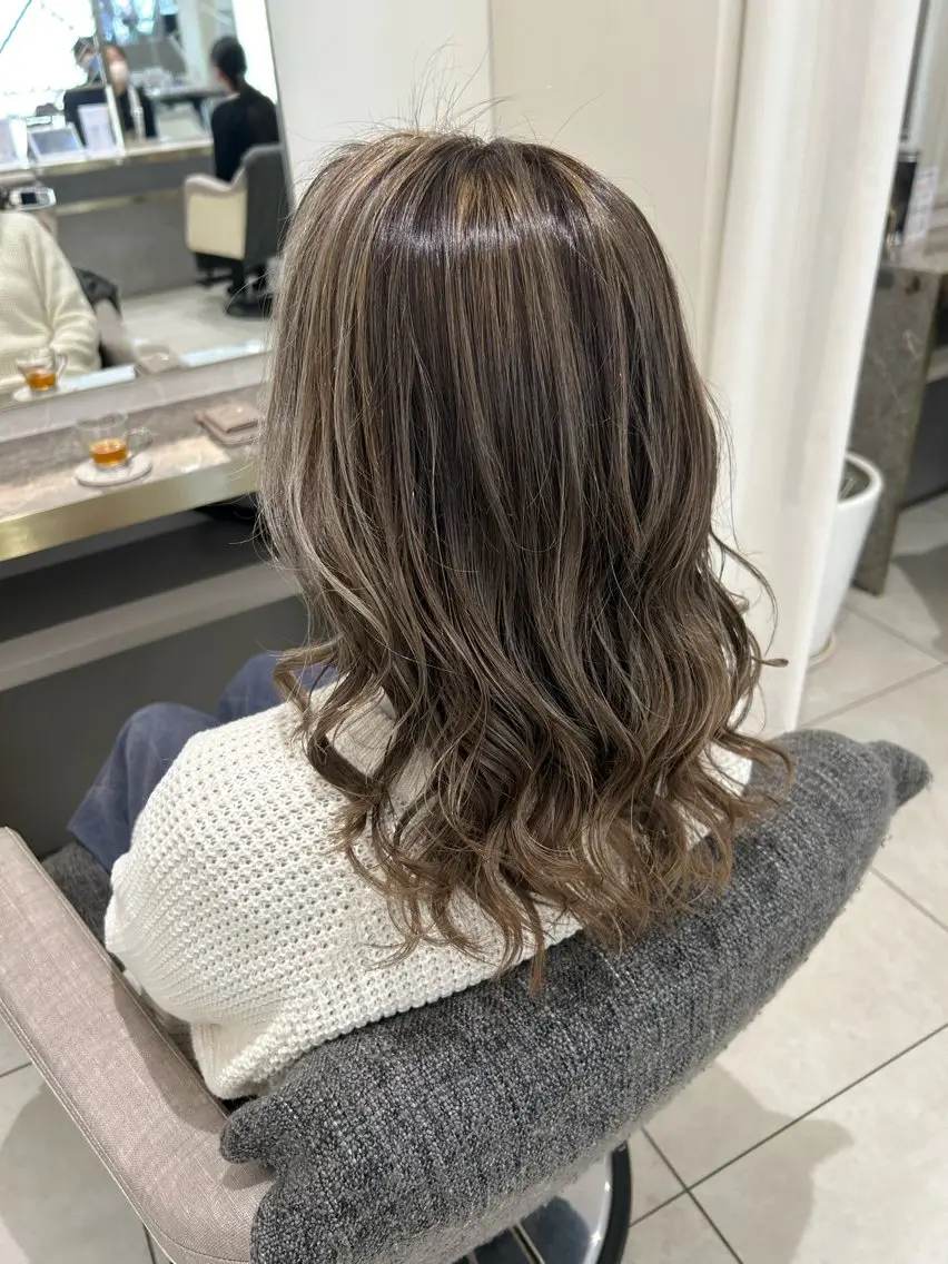 セミロング カラー ハイライトカラー ハイライト カット ヘアカラー 渡辺　亮/髪質改善 レイヤーカットのヘアスタイル