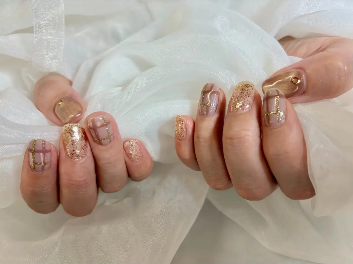 ネイル ゴールド ラメ(グリッター) ピンク ハンドネイル フットネイル Aulii Marinaのネイルデザイン