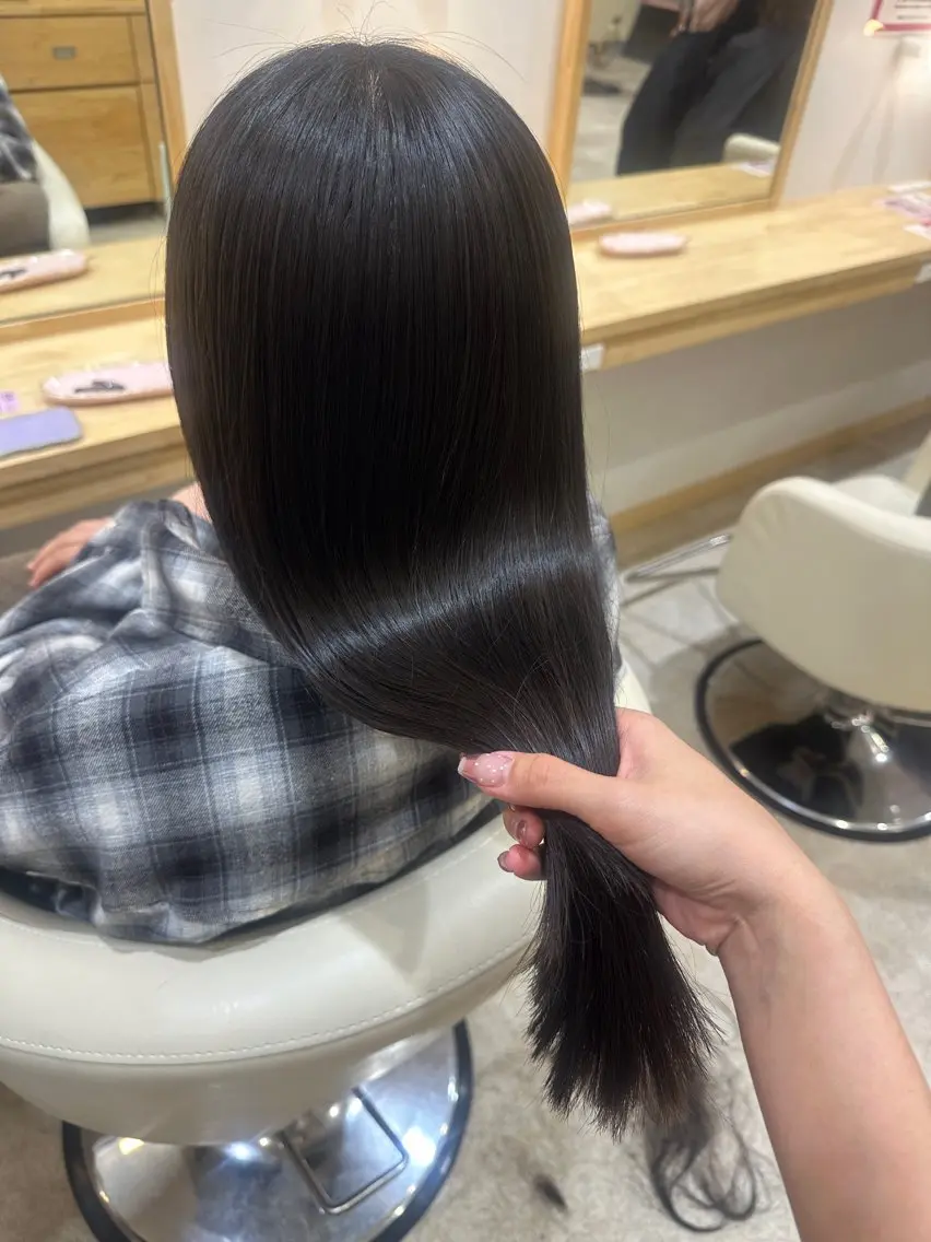 ロング カット 縮毛矯正 淡い暖色カラー🩰 girly ♡ ノアのヘアスタイル