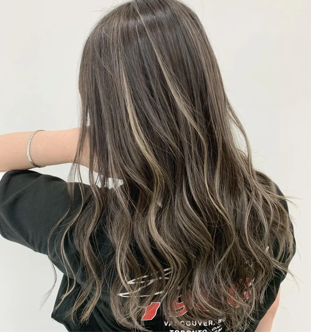 ロング ハイライト 山田 絵里菜のヘアスタイル