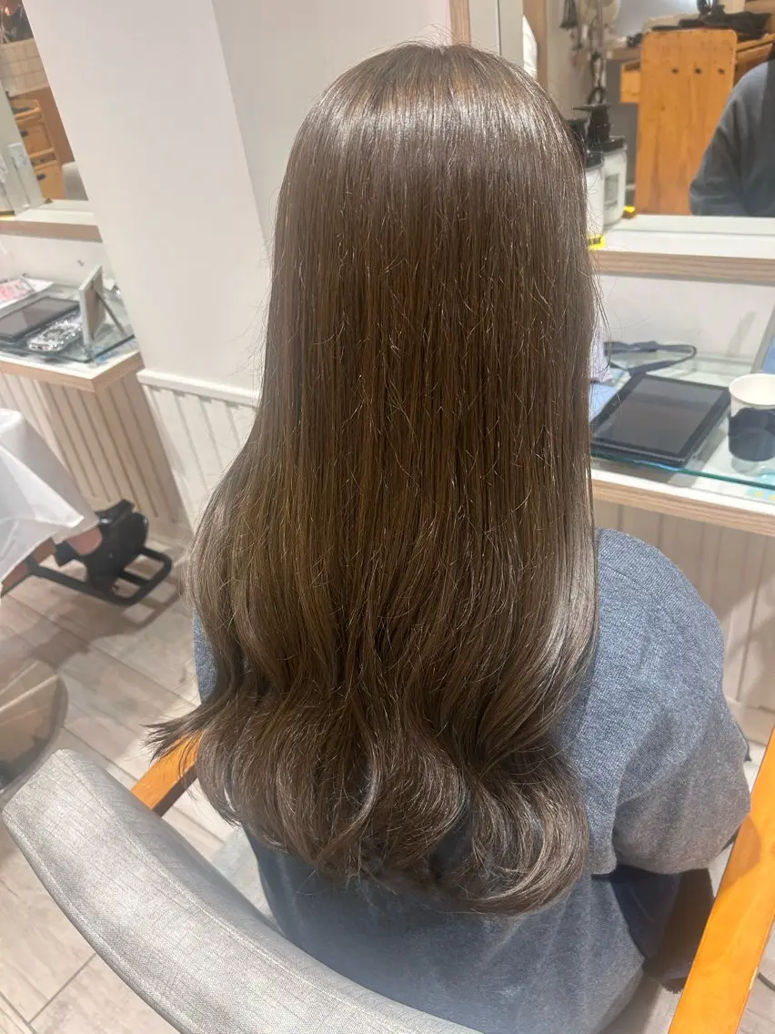 ロング カラー ベージュカラー ヘアカラー トリートメント 大川 夏実のヘアスタイル