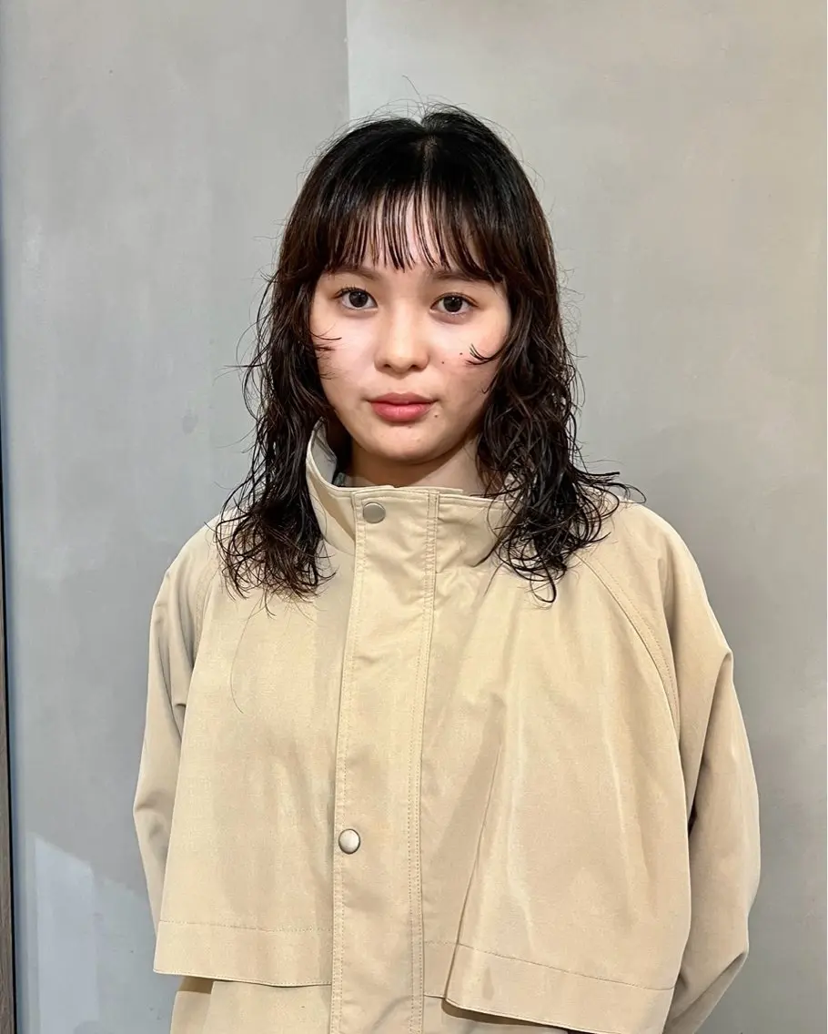 ミディアム パーマ 顔まわりレイヤー 顔周りカット レイヤーカット カット パーマ 大阪|似合わせパーマ ヤマシタミウ🌀のヘアスタイル