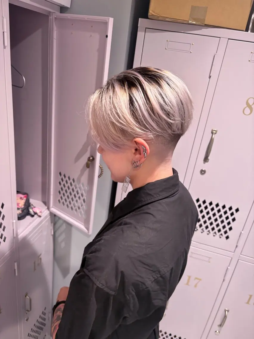 ショート カラー シルバー ホワイトシルバー カット ヘアカラー トリートメント NANA🦖 ハイトーンデザインのヘアスタイル