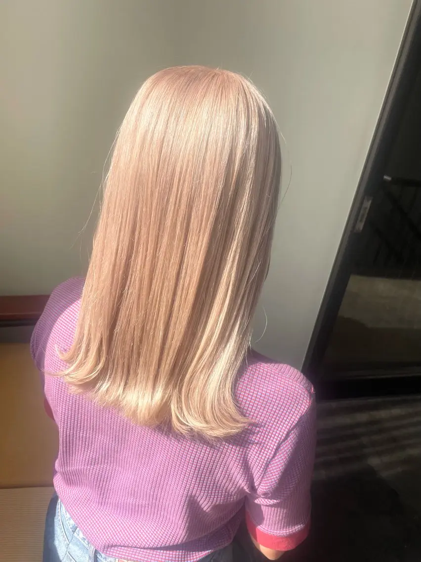 セミロング カラー ヘアカラー 髪質改善 ハイトーン 艶髪 川﨑 翼のヘアスタイル