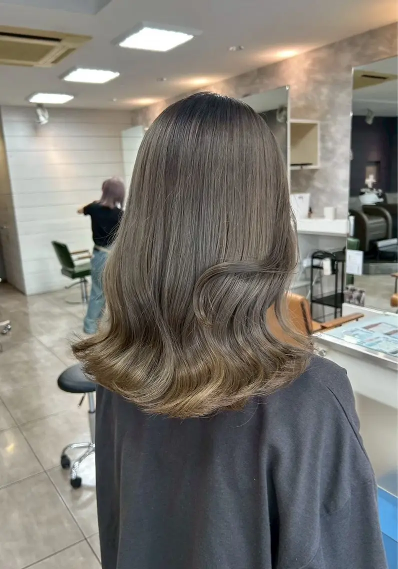セミロング カラー ヘアカラー 西岡 英菜のヘアスタイル