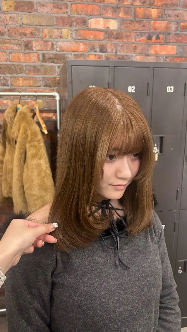 ミディアム カラー ブリーチ ブリーチなしカラー 顔まわりレイヤー レイヤーカット the BRIDGE マナ🎀のヘアスタイル