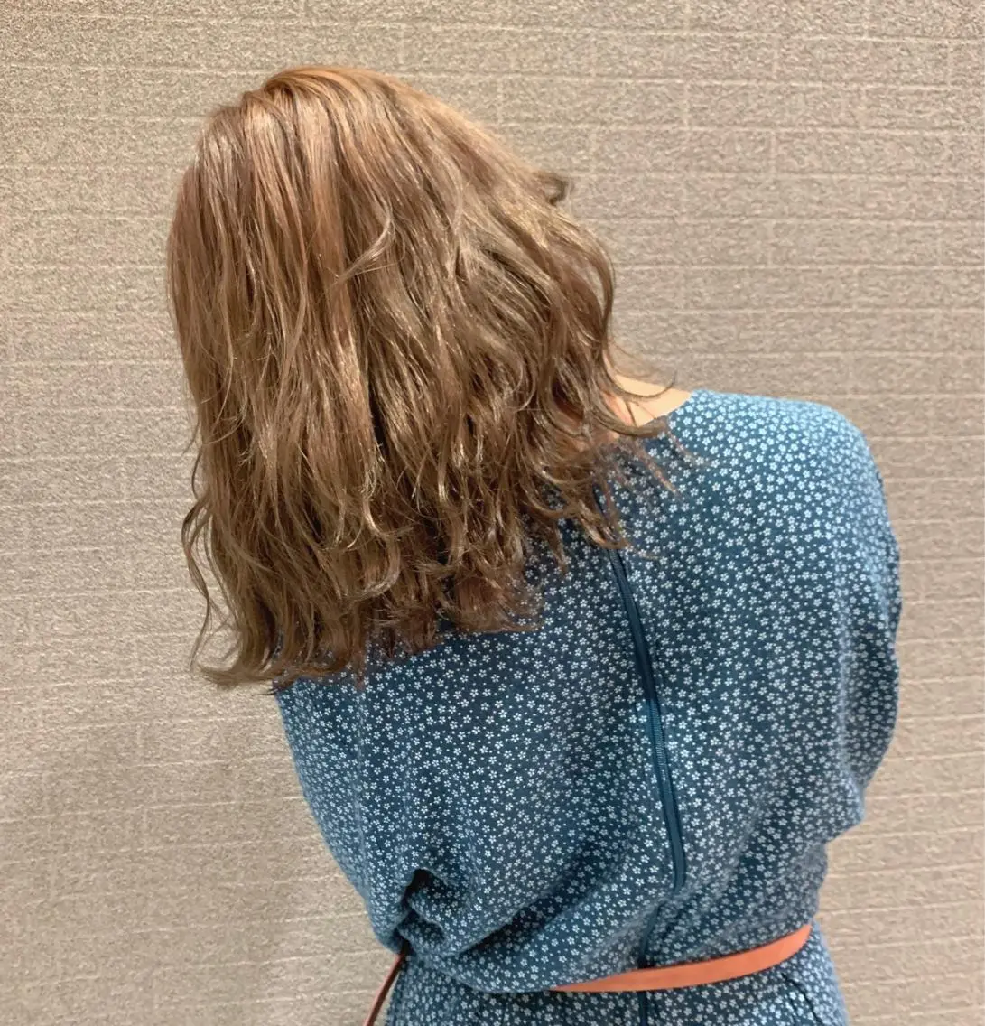 ミディアム カラー ベージュカラー ブリーチ ミルクティーベージュ 清水 亮太/赤み消しカラーのヘアスタイル