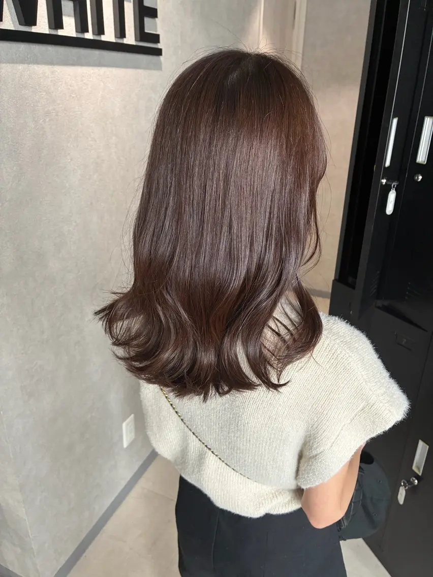 セミロング アッシュ アッシュブラウン カット ヘアカラー _WHITE 佐伯 碧のヘアスタイル