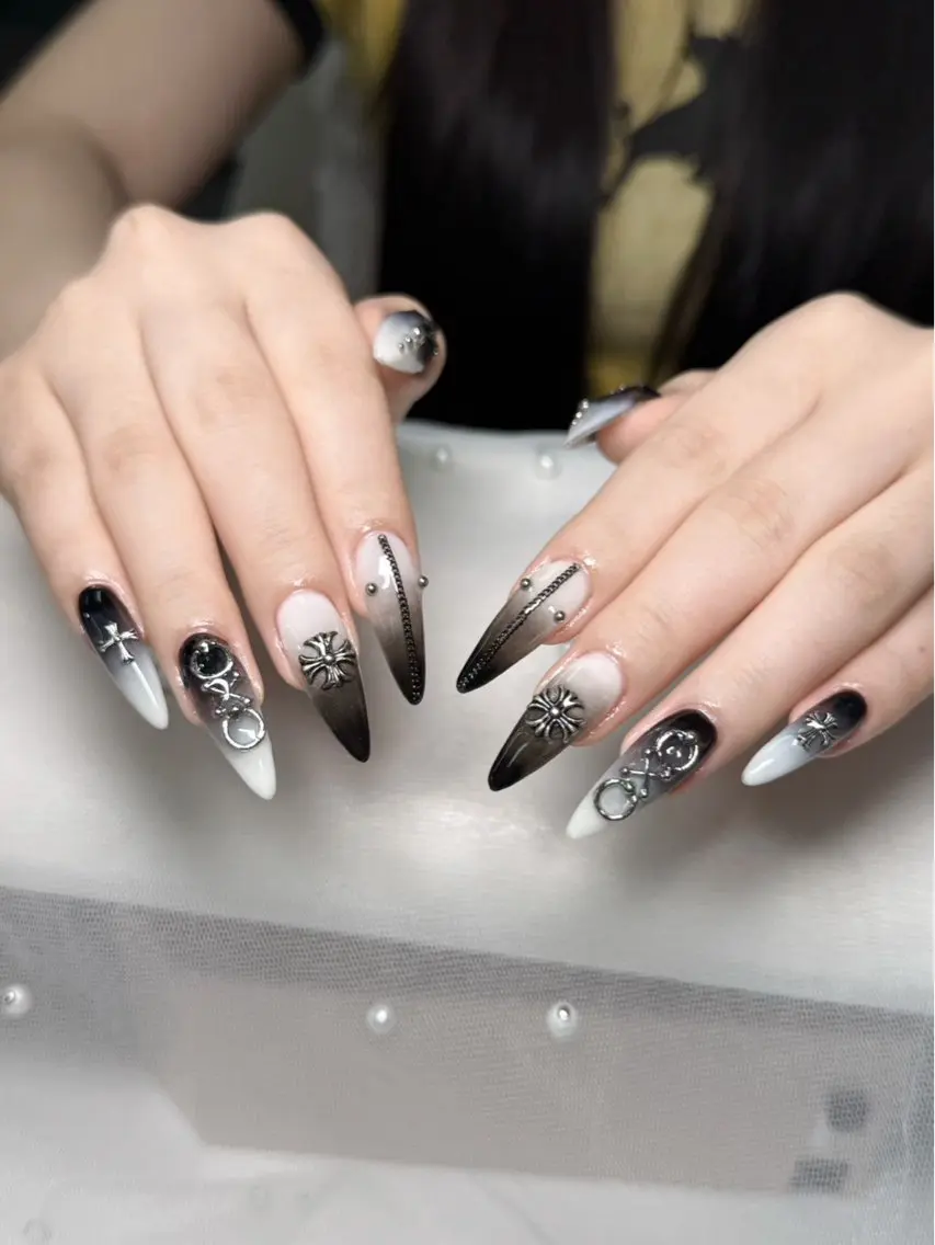 ネイル グラデーション ロングネイル ホワイト MIYU．nail Mariaのネイルデザイン