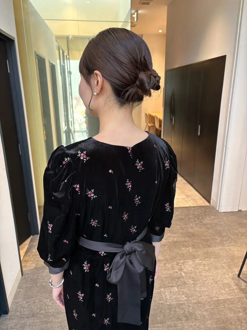 セミロング ヘアアレンジ 結婚式・ブライダル ヘアセット mao | 柔らか艶カラー🫧のヘアスタイル