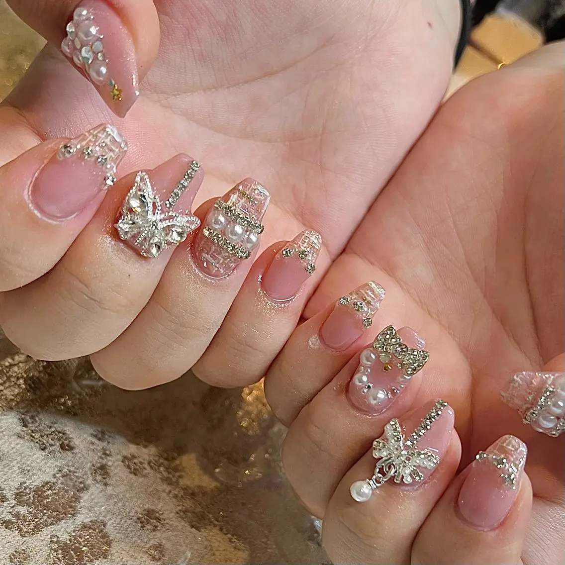 ミディアム ネイル ピンク ツイードネイル ハンドネイル H🌺 NAILのネイルデザイン