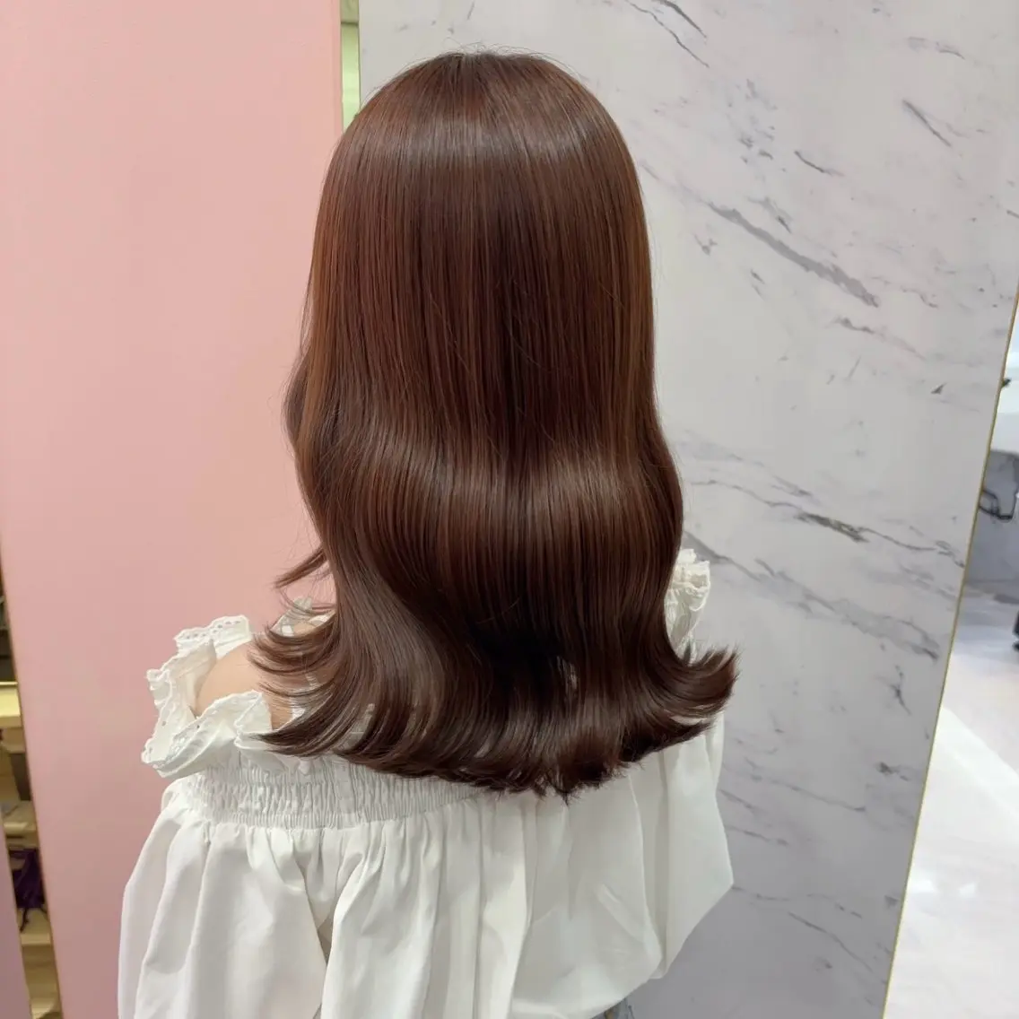 ミディアム カット ヘアカラー LOUIS しおりのヘアスタイル