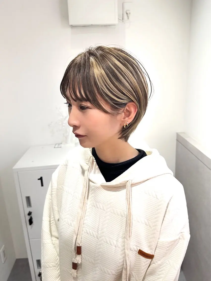 ショート カラー ベージュカラー 透明感カラー ハイトーンカラー ハイトーンベージュ ショートヘア ショートのための 曲がる縮毛矯正のヘアスタイル