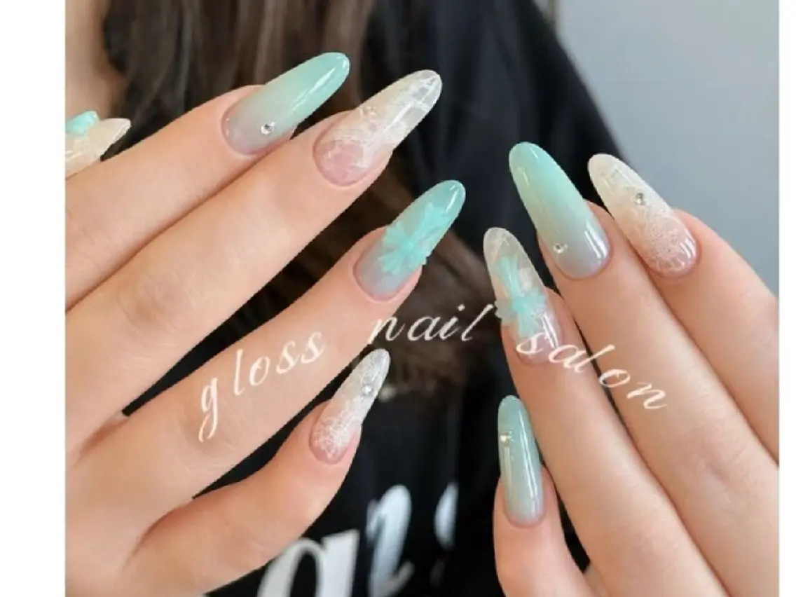 ネイル アヤカ☘️Gloss nailのネイルデザイン