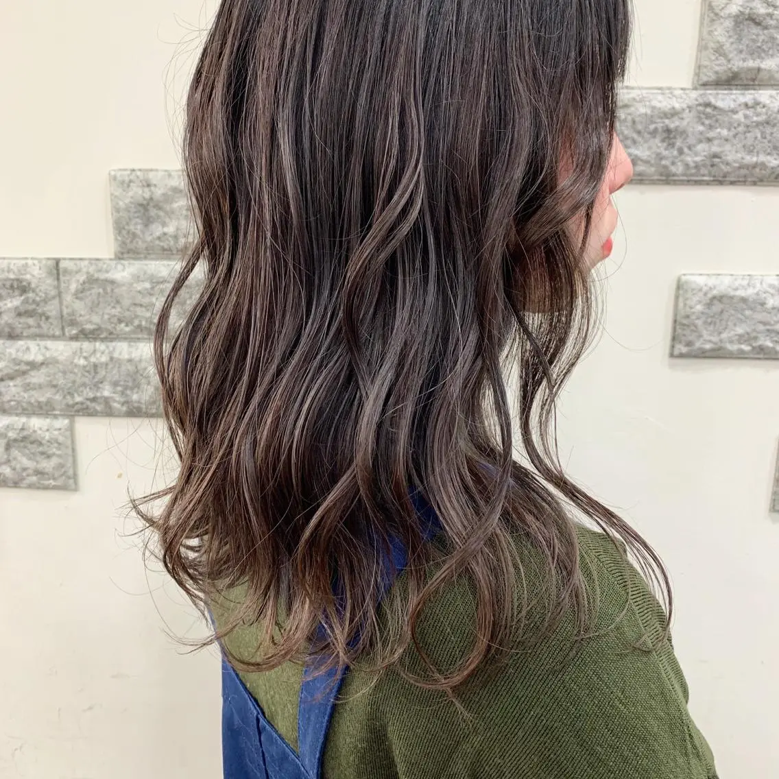 ミディアム カラー 薄田 珠美のヘアスタイル
