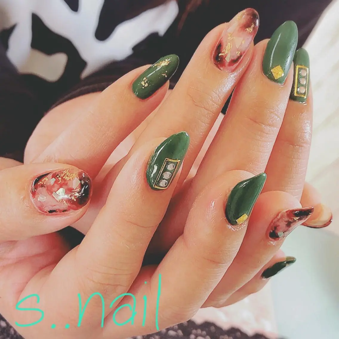 ネイル べっ甲ネイル ゴールド ハンドネイル フットネイル s..nail / MORITAのネイルデザイン