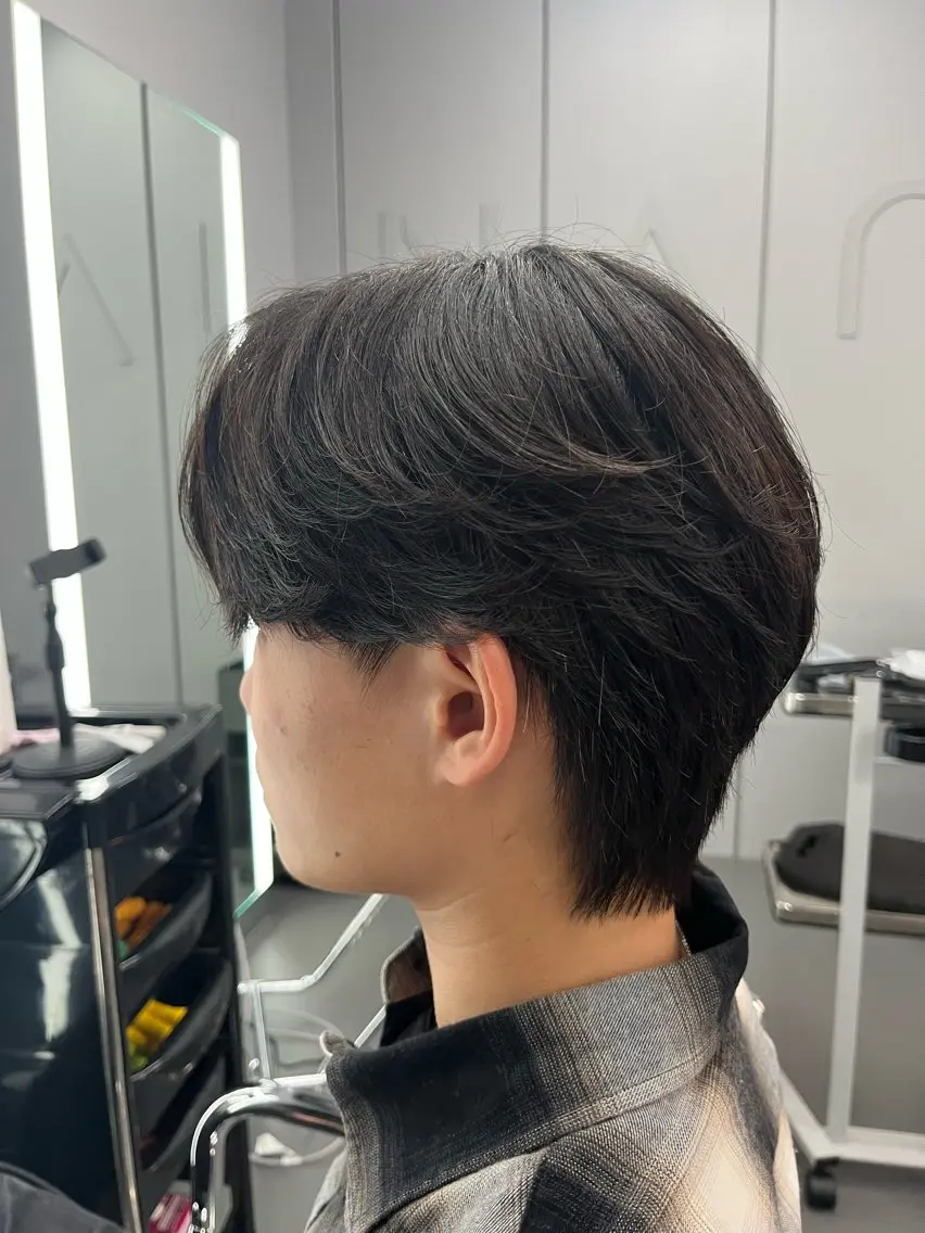 メンズ センターパート カルマパーマ メンズパーマ アイカ🐺 メンズ韓国ヘアのヘアスタイル