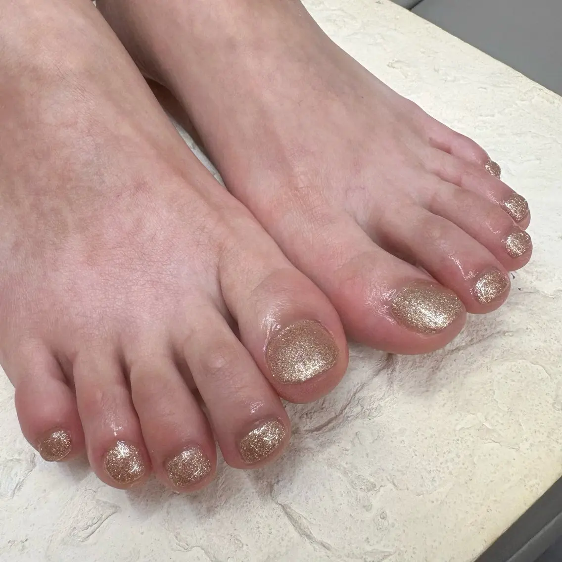 ネイル フットネイル ラメ(グリッター) tsukiho ⊹nail𓂃☽・:のネイルデザイン