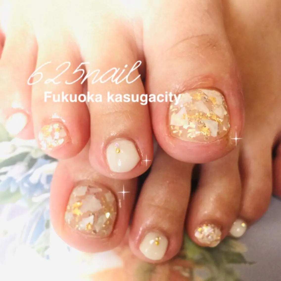 ネイル フットネイル ジェルネイル ゴールド ホワイト フットネイル 625nail 無料P有/春日白水のネイルデザイン