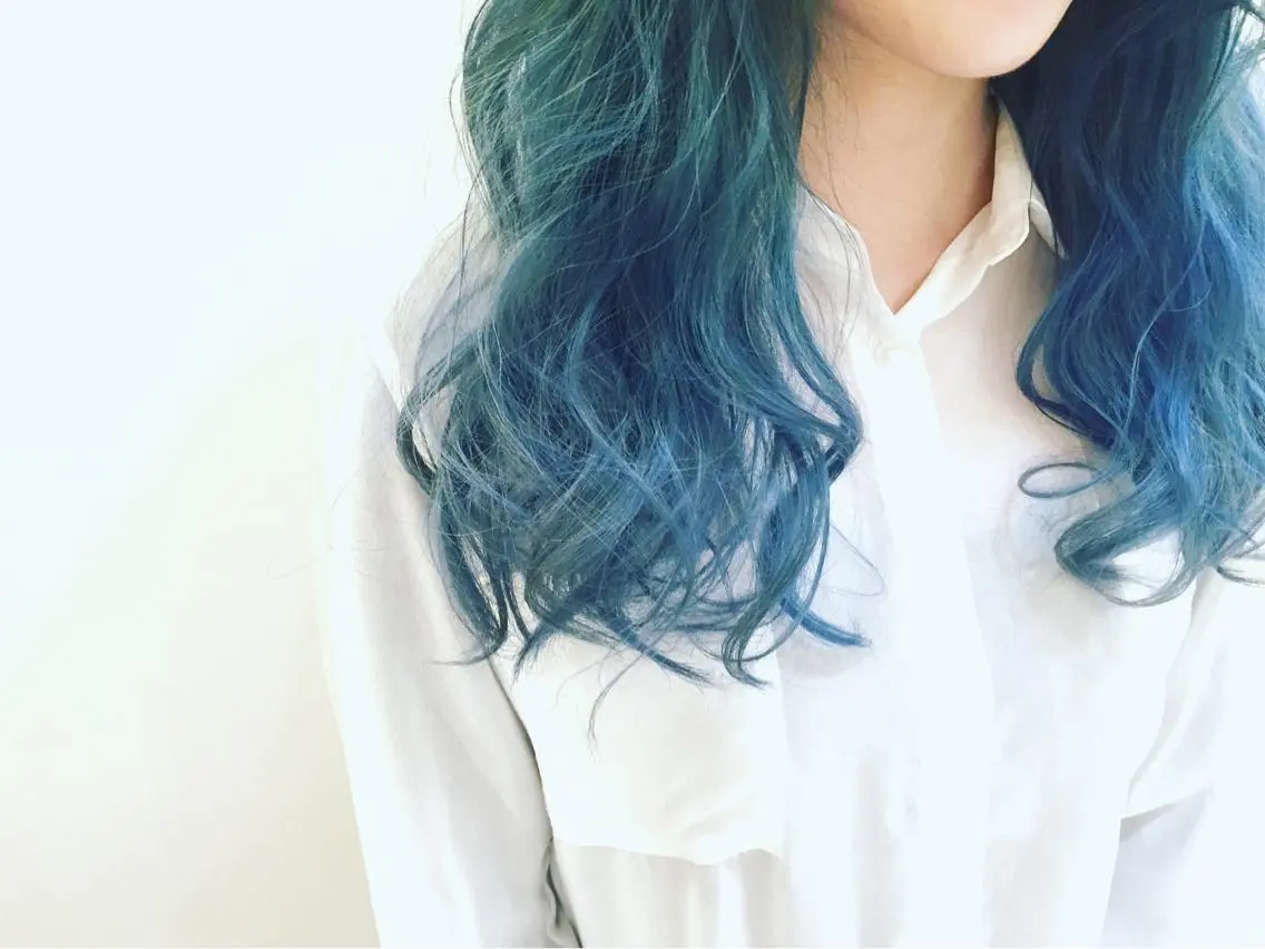 セミロング カラー ブルーカラー エメラルドグリーン ハイトーン×髪質改善 KENTAのヘアスタイル
