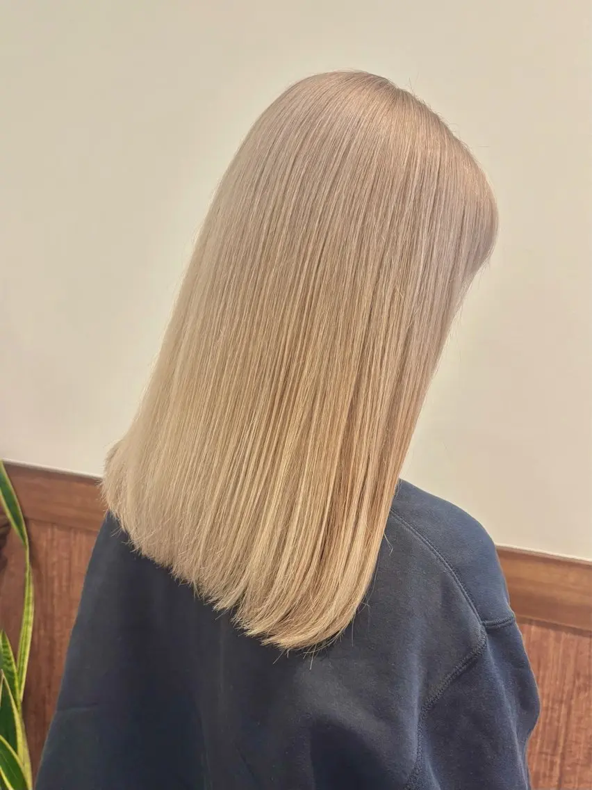 セミロング カラー 新實 ゆりあのヘアスタイル
