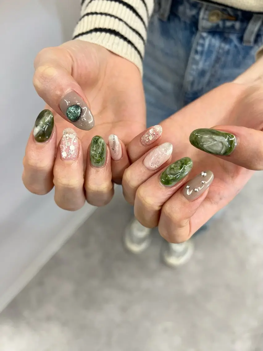 ネイル フレンチネイル ジェルネイル グリーン マグネットネイル ニュアンスネイル ハンドネイル ハンドケア Bana_ Nailのネイルデザイン