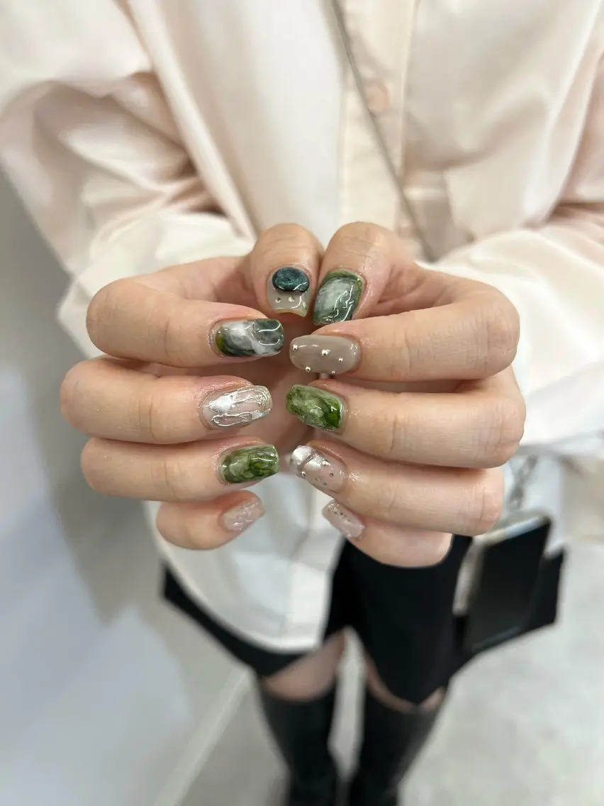 ネイル ジェルネイル グリーン 韓国ネイル マグネットネイル ニュアンスネイル ハンドネイル ハンドケア Bana_ Nailのネイルデザイン