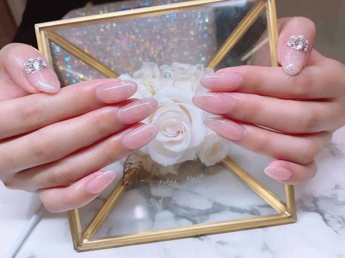 ネイル ジェルネイル ゴールド グラデーション ハードジェル キラキラネイル Lilas Nailのネイルデザイン