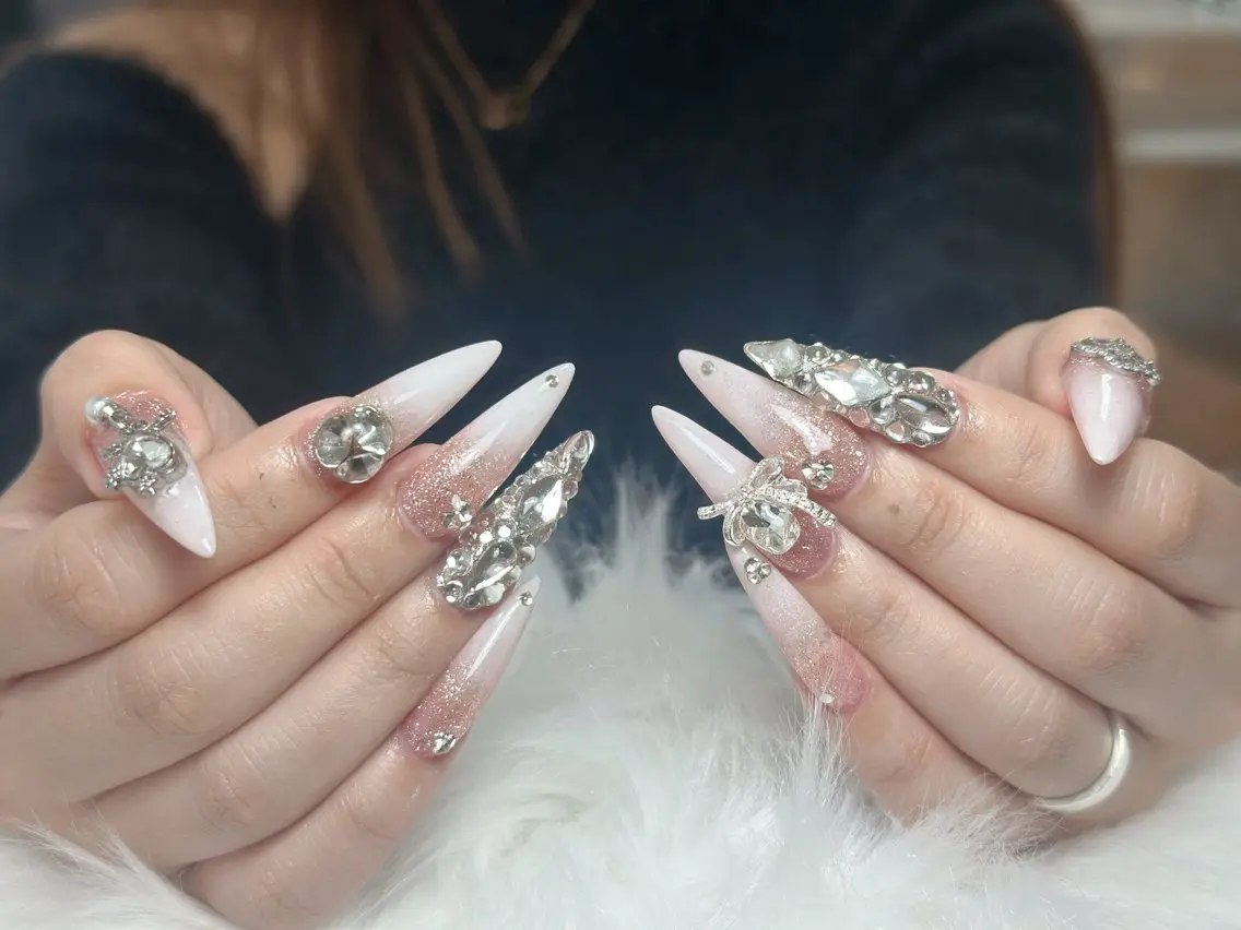 ネイル チークネイル ドット フレンチネイル グラデーション 韓国ネイル ハンドネイル Lisa Nail Salonのネイルデザイン