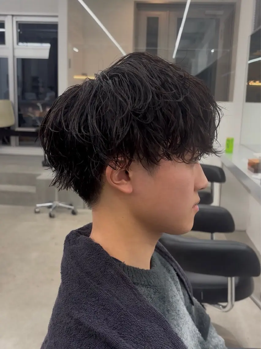 ショート パーマ メンズ マッシュ メンズパーマ ツイストスパイラルパーマ 刈り上げ スパイラルパーマ カット パーマ なりたひろと / フェザーパーマのヘアスタイル