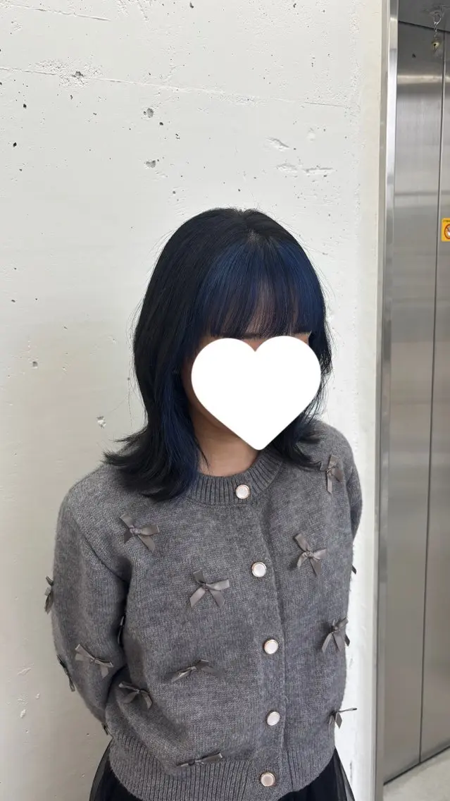 ミディアム カラー ミストバング 黒髪 ブリーチ ブルーカラー デザインカラー 🌼あいり🌼 JILLSTUDIOのヘアスタイル