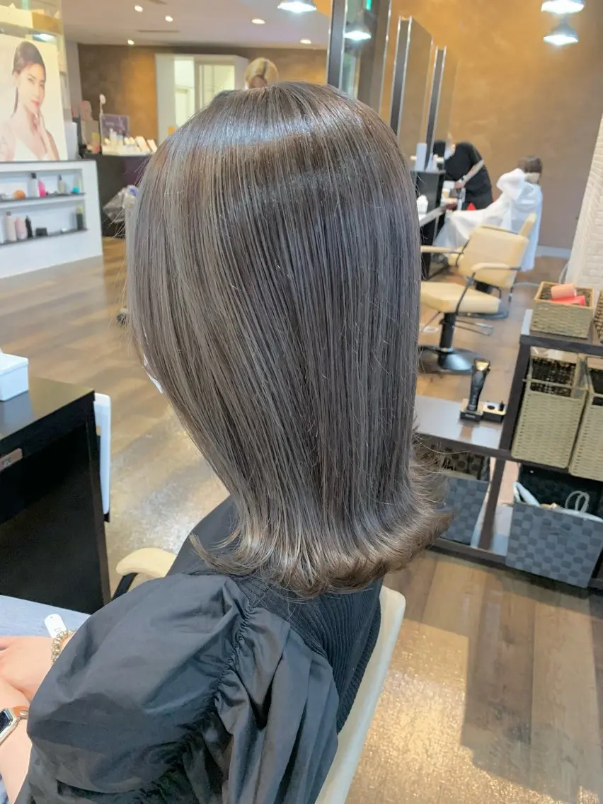 ミディアム カラー デザインカラー グレージュ ハイライトカラー ハイライト ヘアカラー トリートメント 【艶カラー】 STYLE 和泉俊希のヘアスタイル