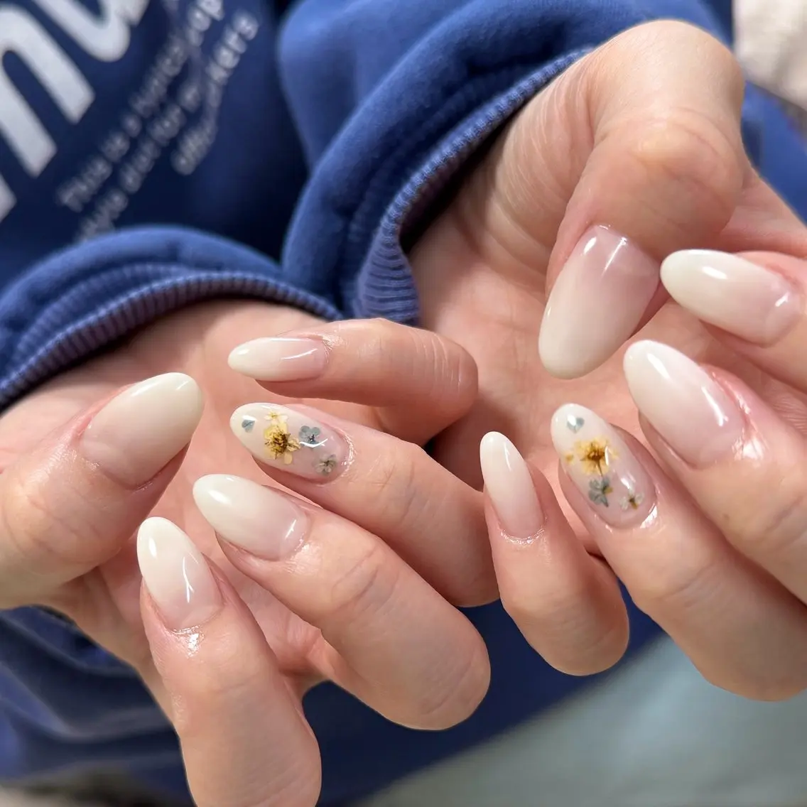 ネイル フラワーネイル グラデーション 春ネイル ホワイト ハンドネイル pointillé .ayaのネイルデザイン