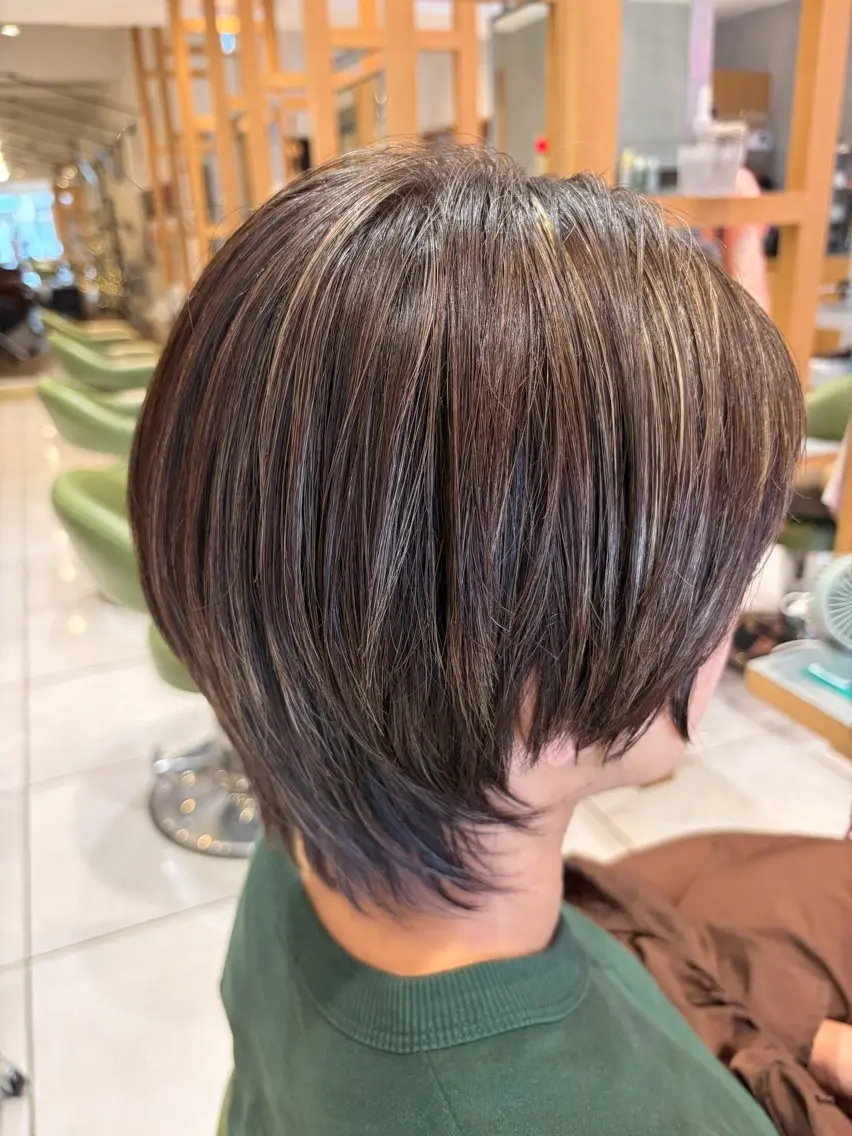 ショート カラー ハイライトカラー レイヤーカットのヘアスタイル