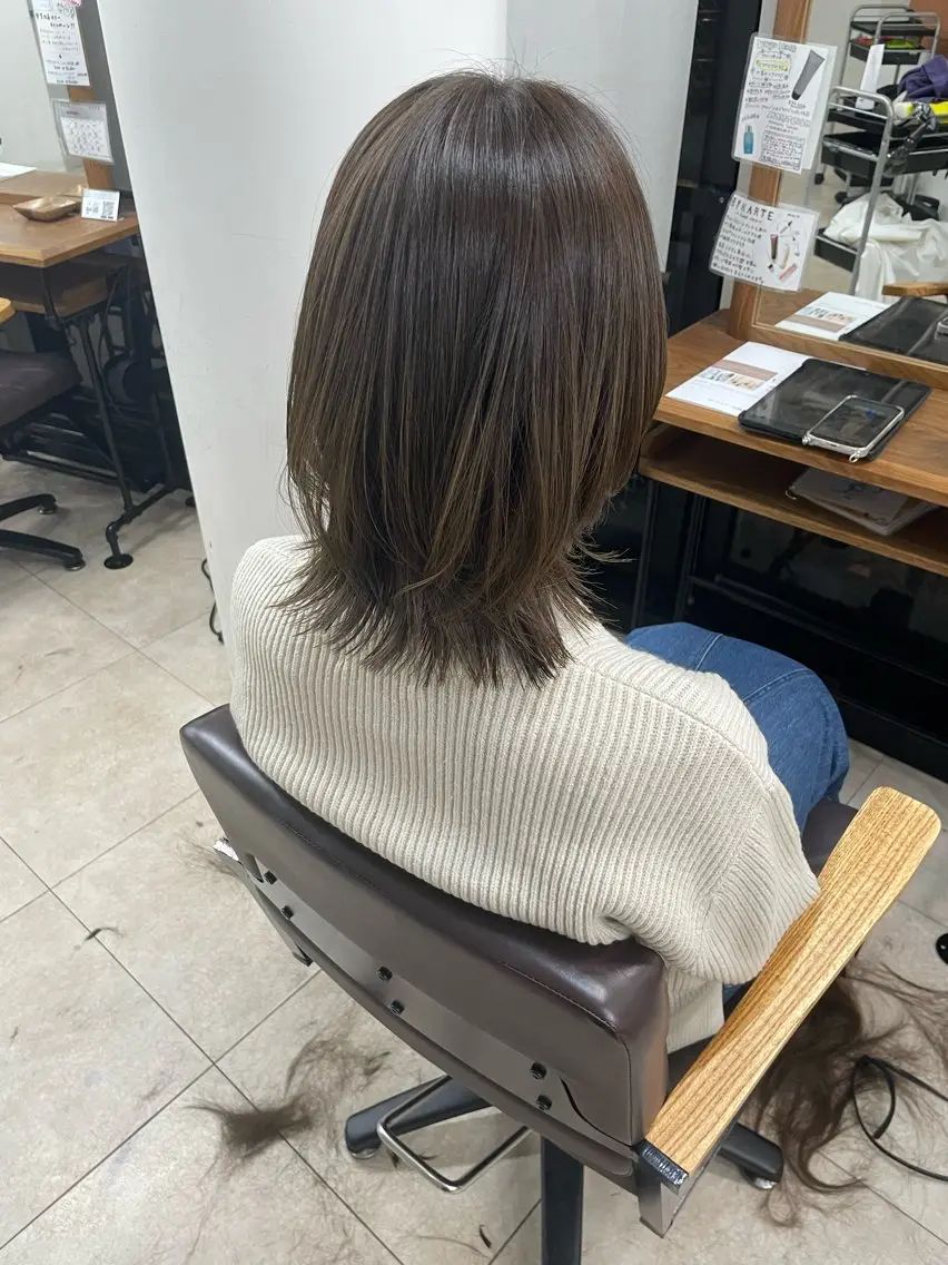 ミディアム レイヤーカット _WHITE 佐伯 碧のヘアスタイル