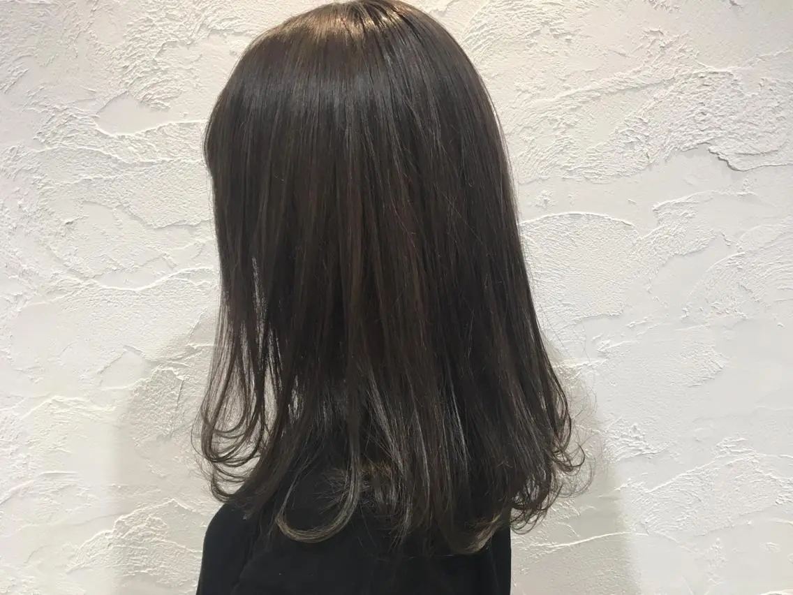 セミロング カラー アッシュ 顔まわりレイヤー デザインカットのヘアスタイル