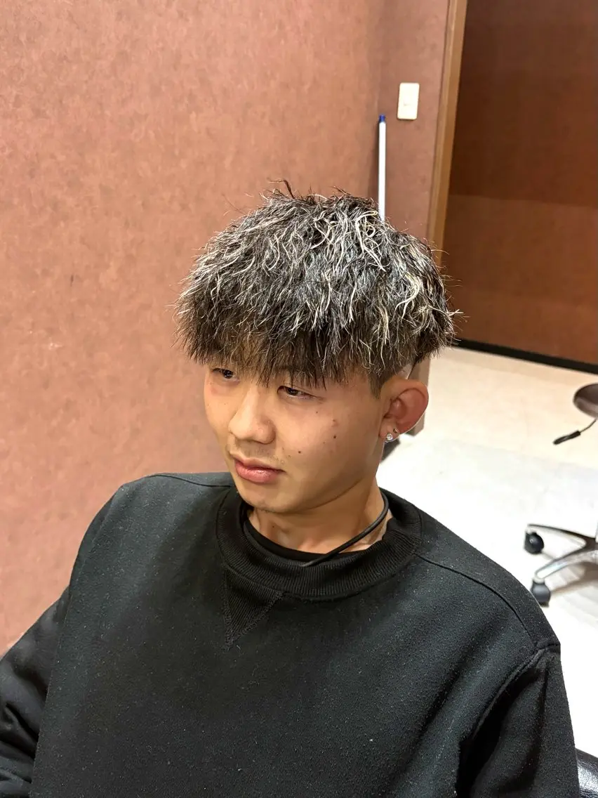 ショート パーマ メンズ メンズブリーチ メンズパーマ メンズツイストパーマ ツイストパーマ カット ヘアカラー パーマ トリートメント メンズ特化 / Reiのヘアスタイル