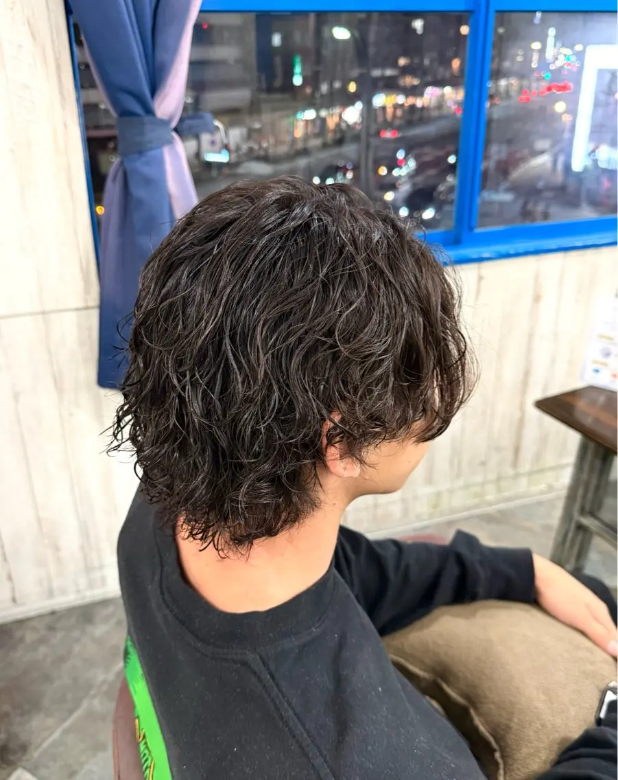 ミディアム メンズ ミディアムパーマ センターパート マッシュ メンズパーマ カットパーマ✂️ 小坂田玲亜のヘアスタイル