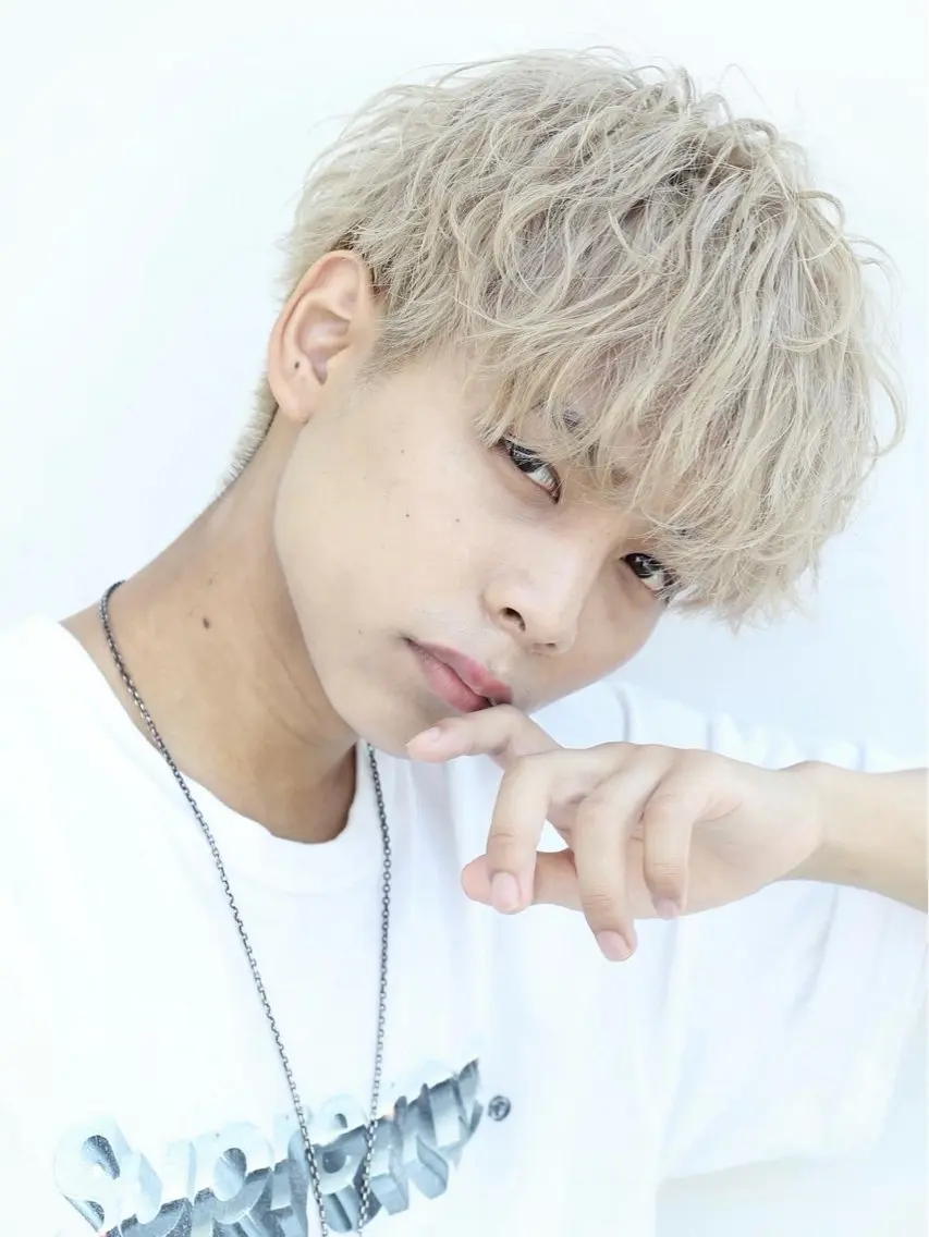ショート カラー メンズ メンズパーマ ベージュカラー ホワイトベージュ ヘアカラー 松本 悠太郎のヘアスタイル