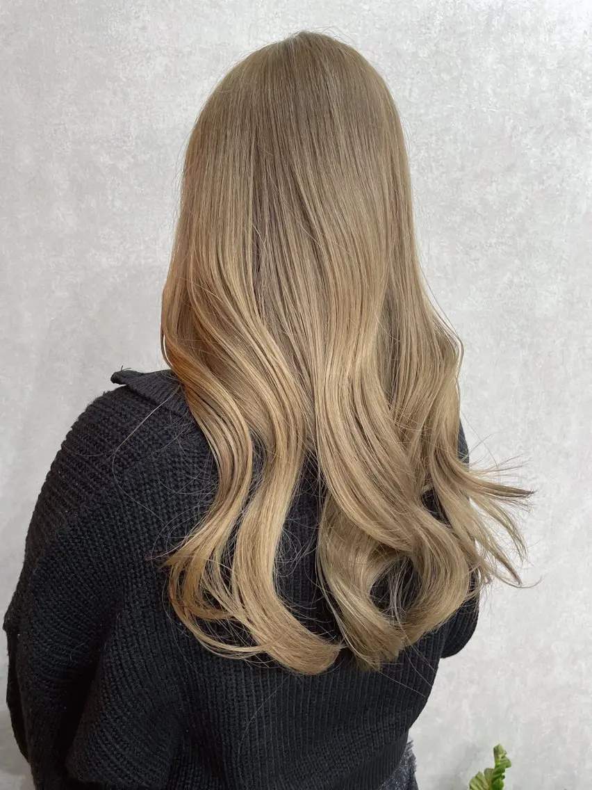 ロング カラー ベージュカラー ミルクティーベージュ AIRI layer cut hairのヘアスタイル