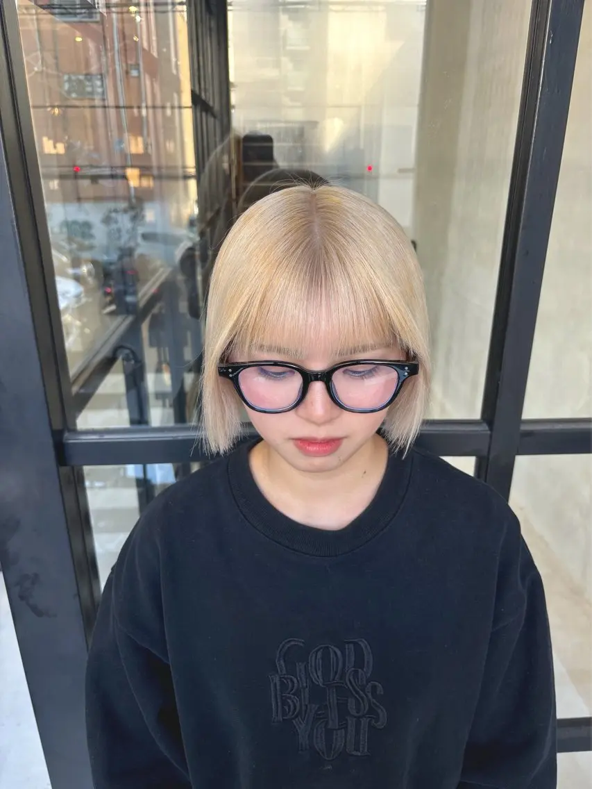 ショート カラー 抜きっぱなしブロンド ハイトーンカラー 佐伯 鼓乃美のヘアスタイル