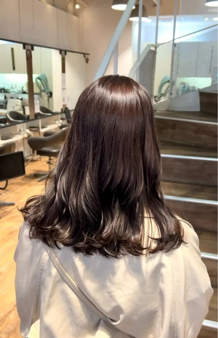 セミロング カラー ブラウンカラー ラベンダーカラー ラベンダーブラウン ヘアカラー 石野 友唯のヘアスタイル