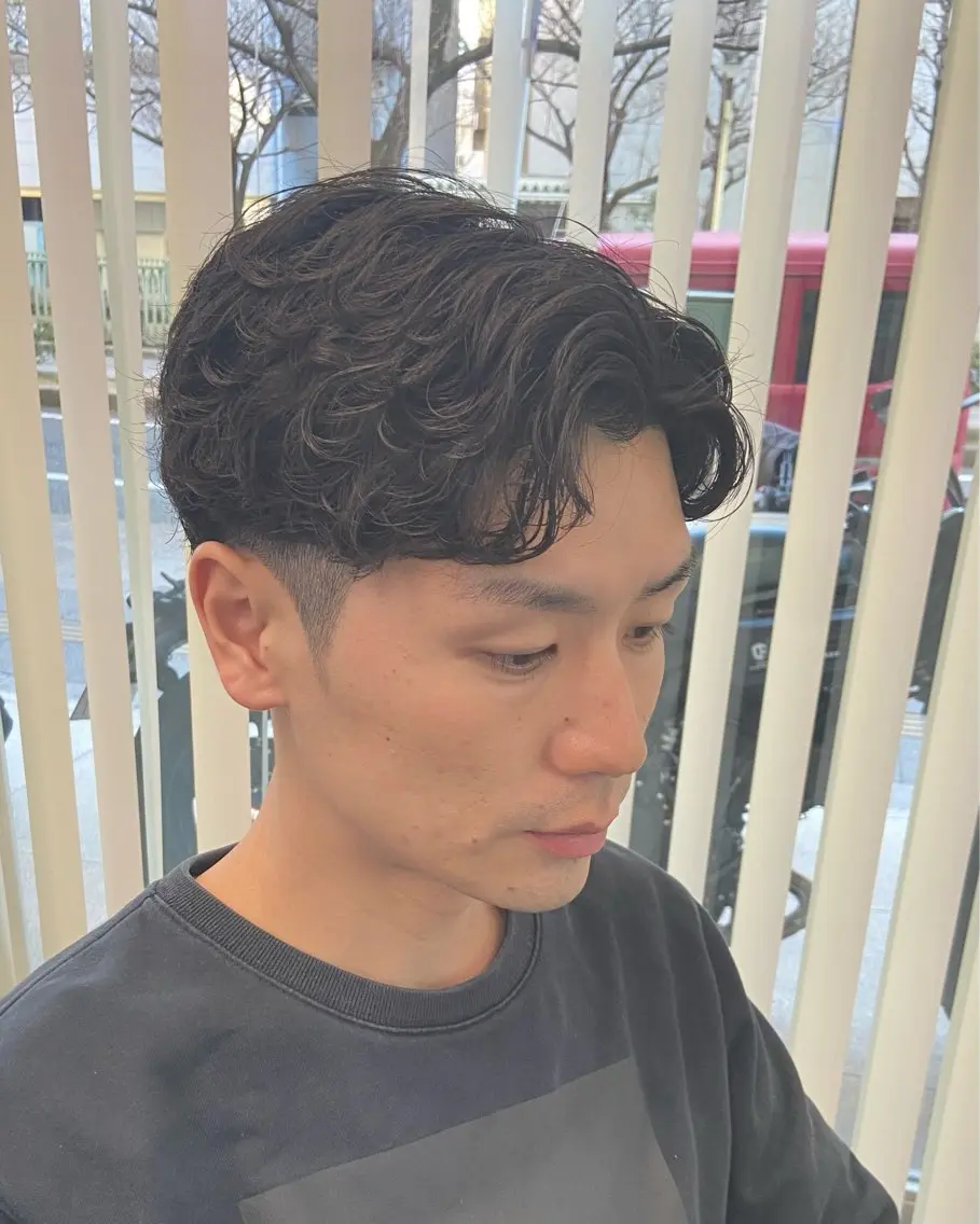 ショート メンズ メンズパーマ ショートヘア カット パーマ メンズセンターパート 外人風ヘア/KOTAのヘアスタイル