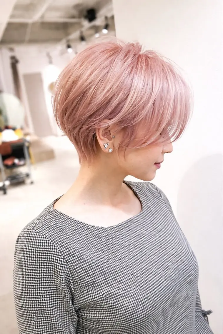 ショート カラー ベージュカラー ブリーチ ピンクカラー ピンクベージュ くびれヘア I's hair 心斎橋のヘアスタイル