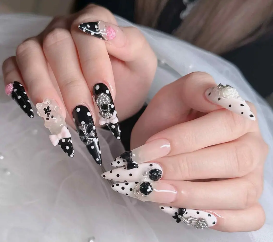 ネイル フレンチネイル ジェルネイル ハロウィン マグネットネイル ネイルチップ ハンドネイル neco H.babynailのネイルデザイン